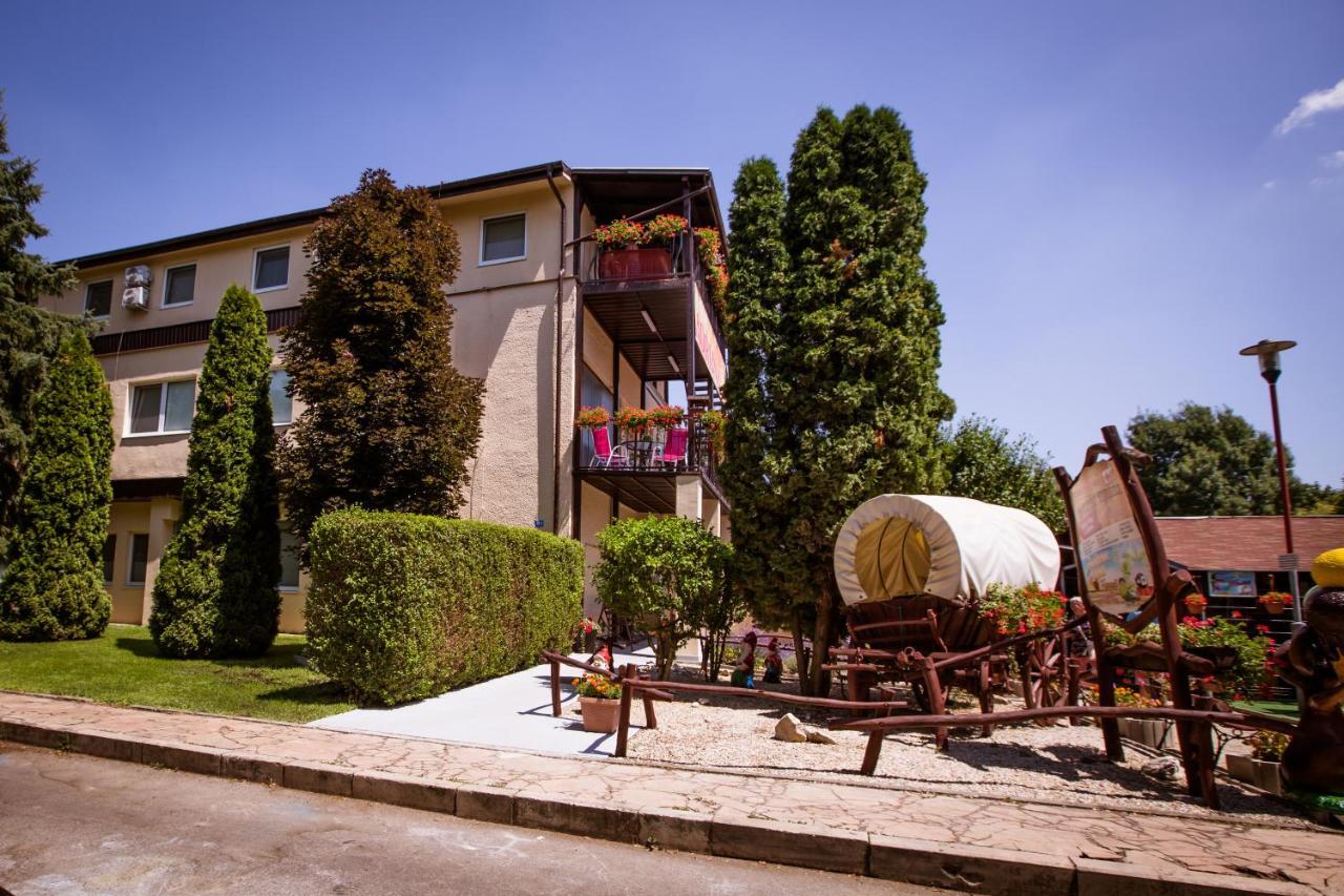 Penzion Adriana Patince Buitenkant foto